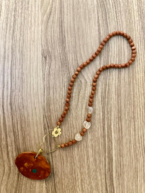 Collar hecho a mano con piedras naturales